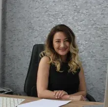 Prof. Dr. Burcu Çakaloz — Çocuk ve Ergen Psikiyatrisi, İzmir. Portre fotoğrafı.