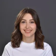 Dt. Ebru Sürer — Diş Hekimi, Adana. Portre fotoğrafı.