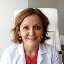 Uzm. Dr. Ayşe Naren Çelik — Dermatoloji, Denizli. Portre fotoğrafı.