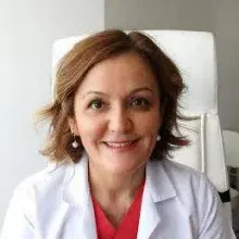 Uzm. Dr. Ayşe Naren Çelik — Dermatoloji, Denizli. Portre fotoğrafı.