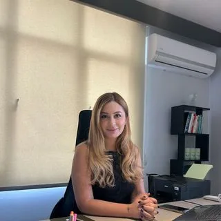 Dyt. İclal Özge Yalaki — Diyetisyen, Seyhan, Adana. Portre fotoğrafı.