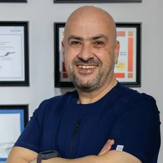 Dr. Mustafa Emeksiz — Sertifikalı Medikal Estetik, İstanbul. Portre fotoğrafı.