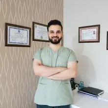 Dt. Ahmet Türkmenoğlu — Diş Hekimi, Ankara. Portre fotoğrafı.