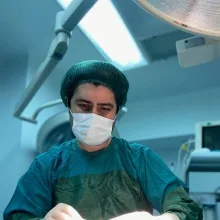 Op. Dr. Mustafa Ünal — Plastik Rekonstrüktif Ve Estetik Cerrahi, İstanbul. Portre fotoğrafı.