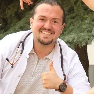 Dr. Arastou Shapouran — Pratisyen, İstanbul. Portre fotoğrafı.