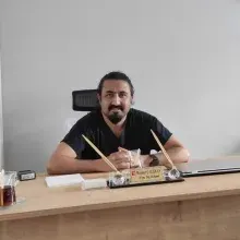 Uzm. Dt. Mehmet Çalışkan — Ağız Diş Ve Çene Cerrahisi, Adana. Portre fotoğrafı.