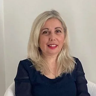 Dr. Elif Şanlık — Psikiyatri, İstanbul. Portre fotoğrafı.