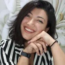 Op. Dr. Eda Şahin — Kadın Hastalıkları Ve Doğum, İstanbul. Portre fotoğrafı.