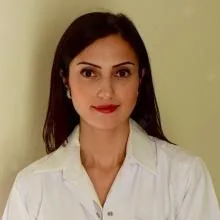 Uzm. Dr. Sinem Karaca — Dermatoloji, İzmir. Portre fotoğrafı.