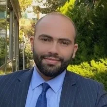 Dr. Reza Golamarzialasl — Pratisyen, İstanbul. Portre fotoğrafı.