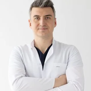 Doç. Dr. Doğukan Özkan — Ankara. Portre fotoğrafı.