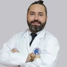 Op. Dr. Anıl Özpak — Plastik Rekonstrüktif Ve Estetik Cerrahi, İzmir. Portre fotoğrafı.