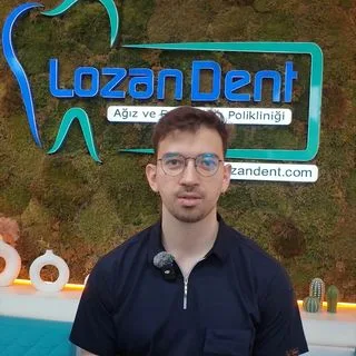 Dt. Melih Güler — Diş Hekimi, İzmir. Portre fotoğrafı.