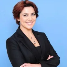 Op. Dr. Leyla Arvas — Plastik Rekonstrüktif Ve Estetik Cerrahi, İstanbul. Portre fotoğrafı.