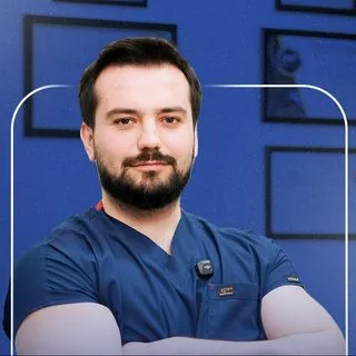 Dt. Rüstem Hacıbeyoğlu — Diş Hekimi, Kocaeli. Portre fotoğrafı.