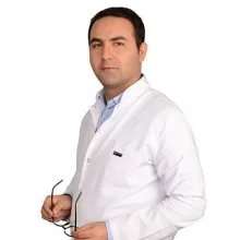 Uzm. Dr. Alişan Bayrakoğlu — Nöroloji, Küçükçekmece, İstanbul. Portre fotoğrafı.