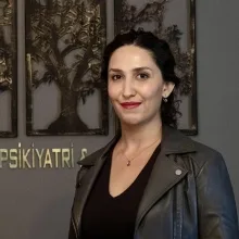 Uzm. Dr. Feride Ezgi Ünal — Psikiyatri, Kadıköy, İstanbul. Portre fotoğrafı.