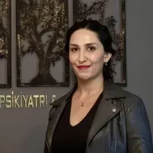 Uzm. Dr. Feride Ezgi Ünal — Psikiyatri, Kadıköy, İstanbul. Portre fotoğrafı.