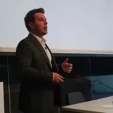 Uzm. Fzt. Mustafa Onur Seyrek — Fizyoterapi Ve Rehabilitasyon, İstanbul. Portre fotoğrafı.