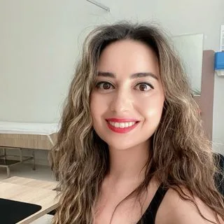 Doç. Dr. Pınar Akhanlı — Endokrinoloji Ve Metabolizma Hastalıkları, Antalya. Portre fotoğrafı.