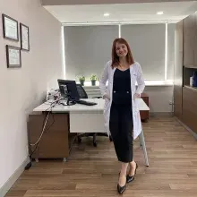 Uzm. Dr. Ecem Çelik — Psikiyatri, İstanbul. Portre fotoğrafı.