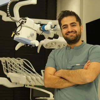 Dt. Semih Ulvi Aksüt — Diş Hekimi, Mersin. Portre fotoğrafı.