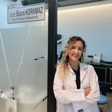 Dr. Dt. Büşra Korkmaz — İzmir. Portre fotoğrafı.
