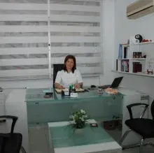 Dt. Nevin Kilecioğlu — Diş Hekimi, Adana. Portre fotoğrafı.