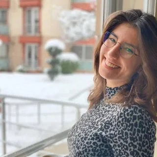 Dyt. Burcu Acun — Diyetisyen, İzmit, Kocaeli. Portre fotoğrafı.