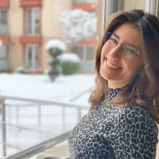 Dyt. Burcu Acun — Diyetisyen, İzmit, Kocaeli. Portre fotoğrafı.
