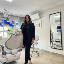 Dt. Almıla Selvet Akat — Diş Hekimi, Aydın. Portre fotoğrafı.