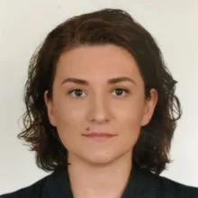 Uzm. Dr. Özlem Helin Çarkcı — Psikiyatri, İstanbul. Portre fotoğrafı.