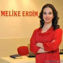 Op. Dr. Melike Erdim — Plastik Rekonstrüktif Ve Estetik Cerrahi, İstanbul. Portre fotoğrafı.