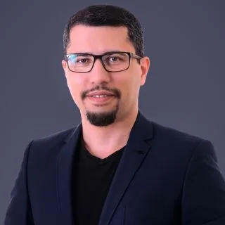 Op. Dr. Enes Yiğit — Kulak Burun Boğaz, İstanbul. Portre fotoğrafı.