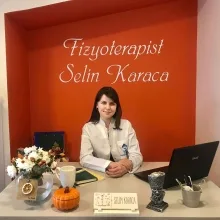 Fzt. Selin Karaca — Fizyoterapi Ve Rehabilitasyon, Eskişehir. Portre fotoğrafı.