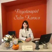 Fzt. Selin Karaca — Fizyoterapi Ve Rehabilitasyon, Eskişehir. Portre fotoğrafı.