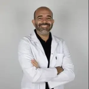 Dr. Dt. Bora Öncü — Ağız Diş Ve Çene Cerrahisi, İstanbul. Portre fotoğrafı.