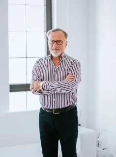 Prof. Dr. Enver İhtiyar profilinde yer alan galeri fotoğrafı.