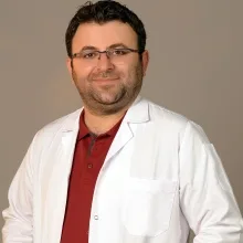 Uzm. Dr. Adnan Azizoğlu — Çocuk Sağlığı Ve Hastalıkları, Mardin. Portre fotoğrafı.