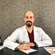 Dt. Serkan Zeybek — Diş Hekimi, Denizli. Portre fotoğrafı.