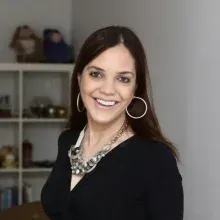 Uzm. Psk. Sibel Deniz Toledo — Psikoloji, Beşiktaş, İstanbul. Portre fotoğrafı.