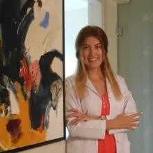 Uzm. Dt. Ece Çetin — İstanbul. Portre fotoğrafı.