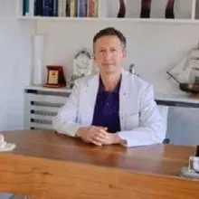 Dr. Yüksel Alev — Ortodonti, İzmir. Portre fotoğrafı.