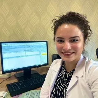 Uzm. Dr. Dilek Yiğit Yılmaz — Dermatoloji, Antalya. Portre fotoğrafı.
