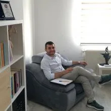 Uzm. Psk. Dan. Tunahan Uzun — Psikolojik Danışma ve Rehberlik. Portre fotoğrafı.