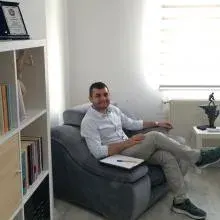Uzm. Psk. Dan. Tunahan Uzun — Psikolojik Danışma ve Rehberlik. Portre fotoğrafı.
