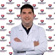 Doç. Dr. Ergün Karavelioğlu — Beyin Ve Sinir Cerrahisi, Denizli. Portre fotoğrafı.