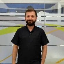 Dt. Şah Cihan Taşgın — Diş Hekimi, İstanbul. Portre fotoğrafı.