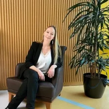 Uzm. Dr. Emine Ayla Gökçe — Plastik Rekonstrüktif Ve Estetik Cerrahi, İstanbul. Portre fotoğrafı.