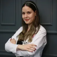 Dr. Melisa Akkoyun — Pratisyen. Portre fotoğrafı.